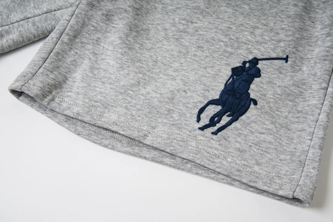 P140 Model No. 836 Ralph Lauren/Ralph Lauren Basic pony embroidered logo shorts for men and women. Pure cotton fabric. Easier to wear, more comfortable and less bulky than ordinary fabrics. Customized thread weaving and dyeing. Classic pony embroidery logo. Collar cross-threading details. Three-needle and five-thread workmanship throughout the body. Complete accessories. How to wear any trendy style. Easy to control. Match at will. Full of design, simple and must-have style! Color: Black White Navy Gray Size: S-XL